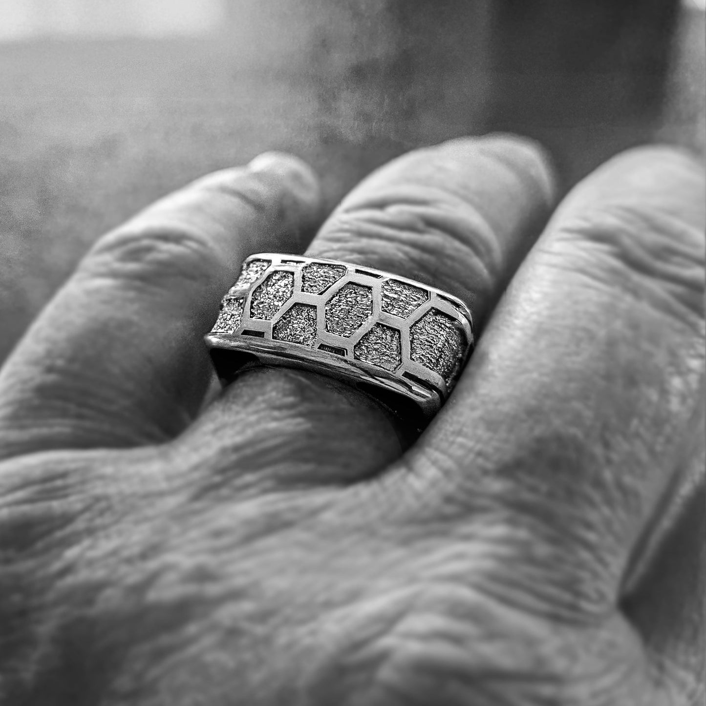 QUADRATO Ring Honeycomb Stippled